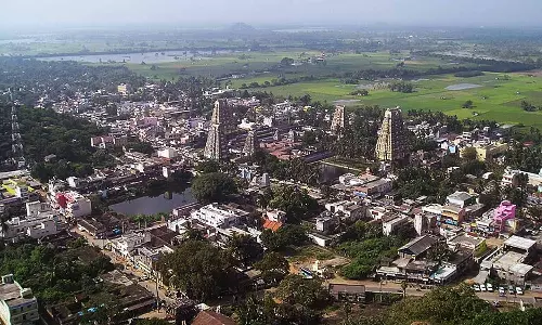 நான்கு பெரிய கோபுரங்களை கொண்ட தாழக்கோவில்