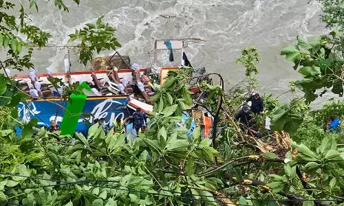 நேபாள பஸ் விபத்து: பலி எண்ணிக்கை 27 ஆக அதிகரிப்பு