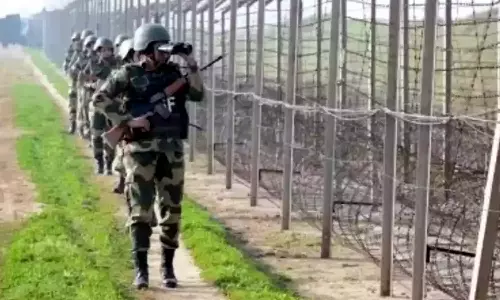 பாதுகாப்புப்படை வீரர்கள் கால்நடை தடுப்பு வேலி அமைப்பதை தடுத்த வங்கதேச வீரர்கள்: எல்லையில் பதற்றம்