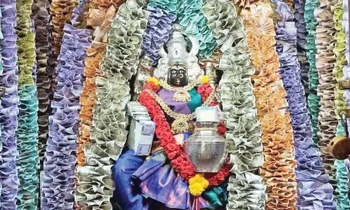 கன்னிகா பரமேஸ்வரி அம்மனுக்கு 16 லட்சம் ரூபாய் நோட்டுகளால் அலங்காரம்