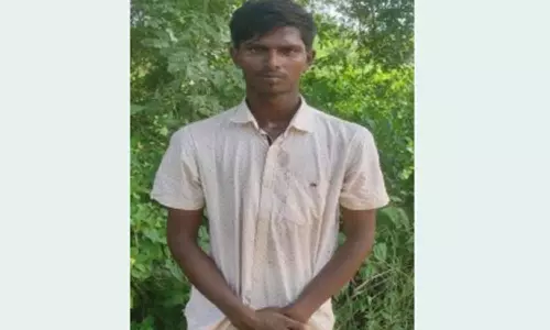 தண்டவாளத்தில் இரும்பு ராடுகளை வைத்து ரெயிலை கவிழ்க்க சதி- வாலிபர் கைது