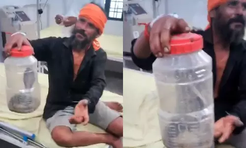 தன்னை கடித்த பாம்புடன் ஆஸ்பத்திரிக்கு வந்த நபரால் பரபரப்பு