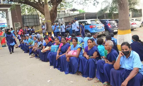 கோவை அரசு ஆஸ்பத்திரியில் ஒப்பந்த காவலர்கள் விடிய, விடிய உள்ளிருப்பு போராட்டம்