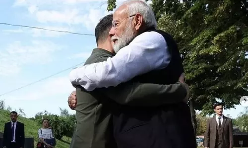 15 லட்சத்துக்கு மேல் லைக்ஸ்களை அள்ளிய பிரதமர் மோடி-அதிபர் ஜெலன்ஸ்கி புகைப்படம்