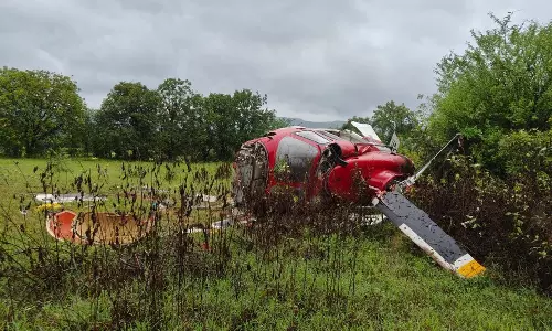 புனேவில் விபத்தில் சிக்கிய தனியார் ஹெலிகாப்டர்- கேப்டன் படுகாயம்
