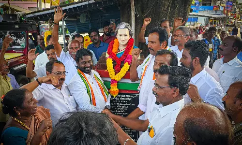 இந்திரா காந்தி சிலைக்கு மாலை- நன்றி தெரிவிக்கும் பயணத்தை மேற்கொண்ட விஜய் வசந்த்