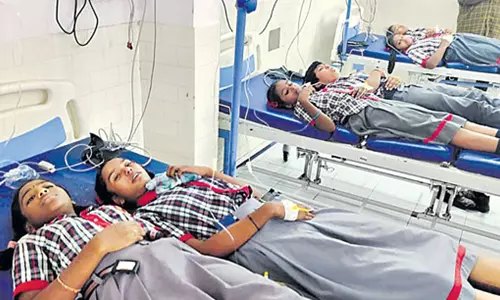 பள்ளி அறிவியல் ஆய்வகத்தில் விஷவாயு தாக்கி 25 மாணவர்கள் மயக்கம்