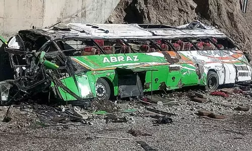 பாகிஸ்தானில் அடுத்தடுத்து ஏற்பட்ட விபத்தில் சிக்கி 37 பேர் பலி