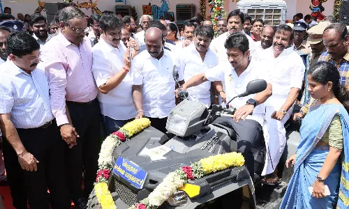 கடற்கரையை சுத்தப்படுத்தும் நவீன எந்திரம்: அமைச்சர் உதயநிதி தொடங்கி வைத்தார்