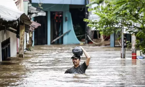இந்தோனேசியாவில் திடீர் வெள்ளம்: 13 பேர் பலி