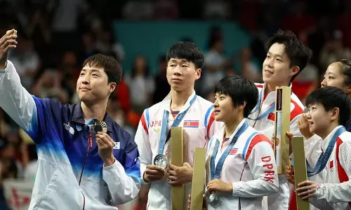 செல்ஃபிக்கு சிரித்ததால் வந்த வினை.. ஒலிம்பிக்  பதக்கத்துடன் வந்த வீரர்கள் மீது வட கொரியா நடவடிக்கை