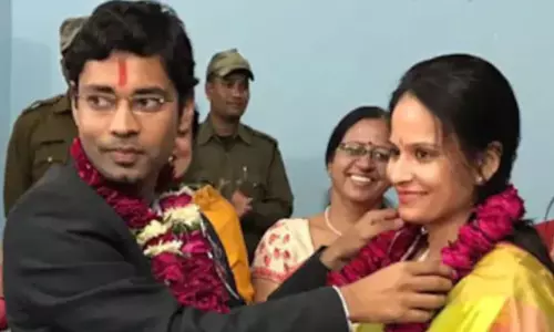 500 ரூபாயில் திருமணத்தை முடித்த ஐ.ஏ.எஸ். ஜோடி- சமூக வலைதளங்களில் வைரல்