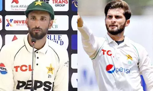 பாகிஸ்தான் அணியில் ஒற்றுமை இல்லையா? கேப்டன் கையை தட்டி விட்ட அப்ரிடி- வைரல் வீடியோ