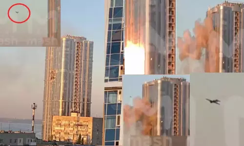 ரஷியாவுக்குள் சரமாரியாக  டிரோன்களை  ஏவிய உக்ரைன்.. தீப்பற்றி எரியும் 38 மாடி குடியிருப்பு- வீடியோ