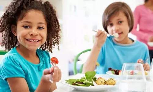 பொது இடத்தில் சாப்பிடும்போது கவனிக்க வேண்டியவை