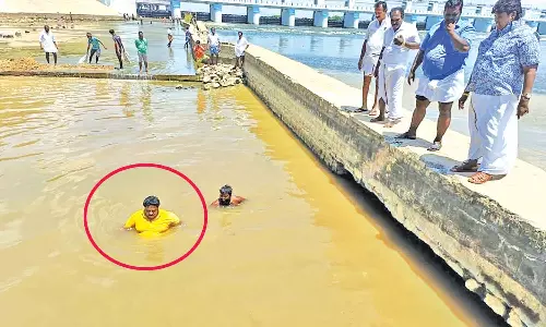 திருச்சி ஸ்ரீரங்கத்தில் ஆற்றுக்குள் இறங்கி ஆய்வு செய்த எம்.எல்.ஏ.