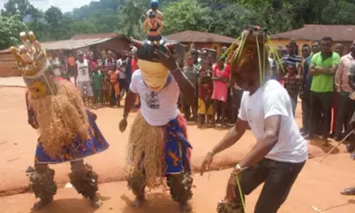 ஆணுக்கு ஒருமொழி பெண்ணுக்கு ஒருமொழி