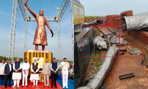1 வருஷம் கூட ஆகல.. மோடி திறந்து வைத்த சத்ரபதி சிவாஜி சிலை பலத்த காற்றால் அடியோடு சாய்ந்தது.. வீடியோ