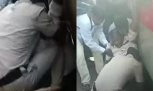 ரெயில் நிற்பதற்கு முன்பாகவே கீழே இறங்கியபோது ரெயிலுக்கு அடியில் சிக்கிய பயணி