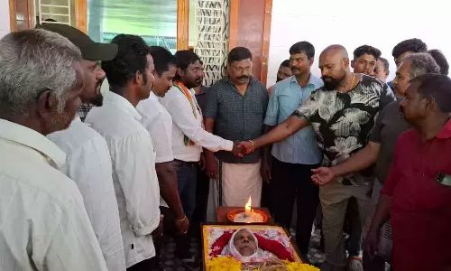 காங்கிரஸ் கமிட்டியின் செயலாளர் ராபின்சன் தாயார் மறைவு- விஜய் வசந்த் எம்.பி. அஞ்சலி