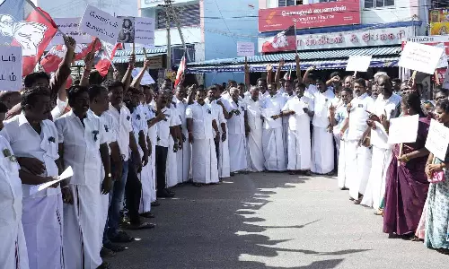 அண்ணாமலை உருவபொம்மை எரிப்பு: அதிமுகவினர்- போலீசார் இடையே தள்ளுமுள்ளு