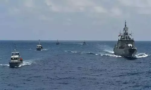 இந்திய போர்க்கப்பல் இருக்கும் நேரம் இலங்கையில் சூழ்ந்த சீன போர்க்கப்பல்கள்