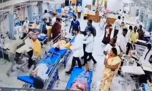 தலைமுடியை பிடித்து பெண் டாக்டரை கொடூரமாக தாக்கும் நோயாளி- வீடியோ