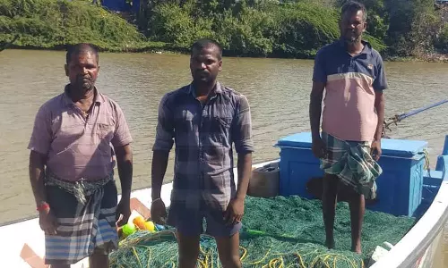 நடுக்கடலில்  மீனவர்களை தாக்கி ரூ.4 லட்சம் உபகரணங்கள் பறிப்பு