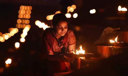 விளக்கு ஏற்றும் திசைகளும் பலன்களும்