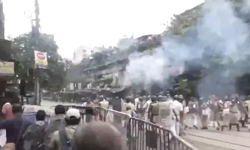 பெண் டாக்டர் கொலை விவகாரம்: பேரணி நடத்திய மாணவர்கள்மீது தடியடி நடத்திய போலீசார்