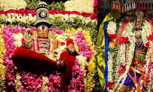 அம்பாளின் கருவறையில் பொறிக்கப்பட்டுள்ள அபிராமி அந்தாதிப் பாடல்