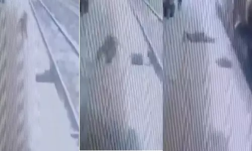 பிளாட்பாரத்தில் ஏற முயன்ற பெண்: ரெயிலில் சிக்கிய பரிதாபம்- வைரல் வீடியோ