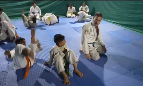 தேசிய விளையாட்டு தினம்: தற்காப்பு கலை மாணவர்களுடன் பயிற்சி செய்த ராகுல் காந்தி