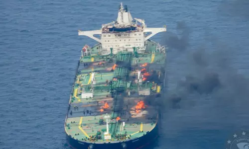 10 லட்சம் பேரல்களுடன் கப்பலை தகர்த்த ஹவுதி: செங்கடலில் கச்சா எண்ணெய் பரவும் அபாயம்