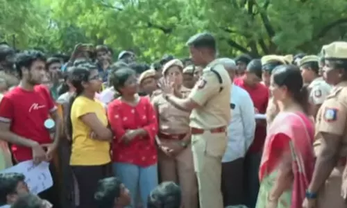 மாணவிக்கு பாலியல் தொல்லை அளித்த ஊழியர்- மன்னிப்பு கேட்டதால் முடிவிற்கு வந்த போராட்டம்