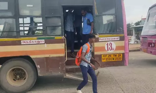உடைந்த படிகட்டுடன் இயங்கும் அரசு பஸ்