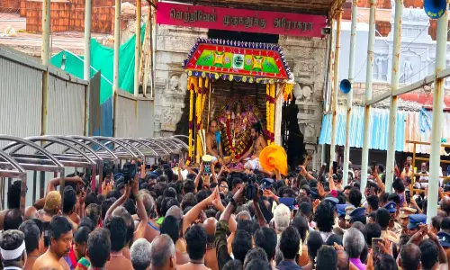 ஆவணி திருவிழா: திருச்செந்தூரில் இன்று மாலை சண்முகர் சிகப்பு சாத்தி கோலத்தில் வீதிஉலா