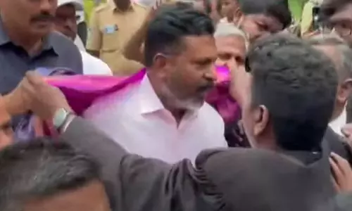 பிடிவாரண்டு பிறப்பிப்பு- புதுச்சேரி கோர்ட்டில் திருமாவளவன் ஆஜர்