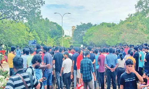 திருச்சி என்.ஐ.டி. கல்லூரியில் மாணவ-மாணவிகள் போராட்டம்: வார்டன்கள் மீது குற்றச்சாட்டு