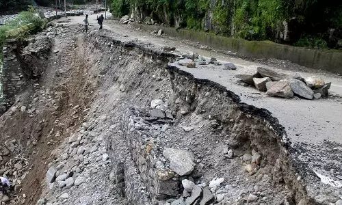 பாகிஸ்தான் கனமழை: நிலச்சரிவில் சிக்கி ஒரே குடும்பத்தைச் சேர்ந்த 12 பேர் பலி
