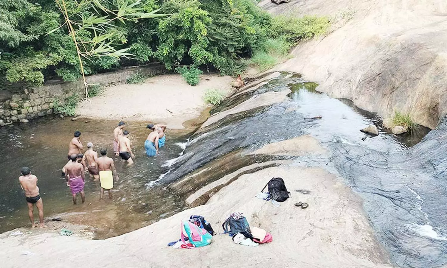 மலை பாதையில் உள்ள வழுக்குப்பாறையில் பக்தர்கள் குளித்தனர்.