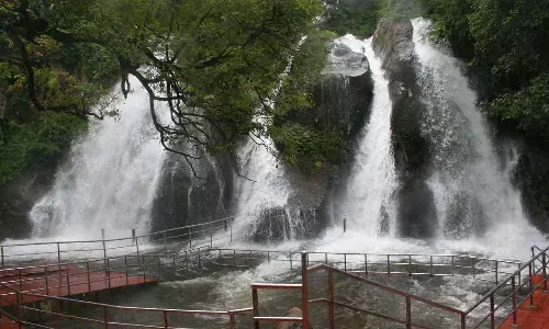 மேற்கு தொடர்ச்சி மலைப்பகுதியில் மழை:  குற்றாலம் மெயினருவி, ஐந்தருவியில் குளிக்க தடை