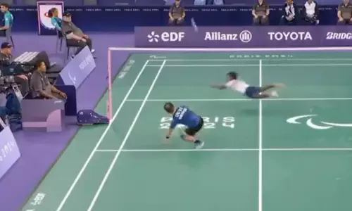 பாரா ஒலிம்பிக்: சிறுத்தை போல் பாய்ந்து பந்தை எதிர்கொள்ளும் இந்திய பேட்மிண்டன் வீரர்- வைரலாகும் வீடியோ