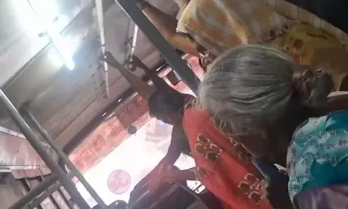 மழையில் நனைந்தபடி அரசு பஸ்சில் சென்ற பயணிகள்