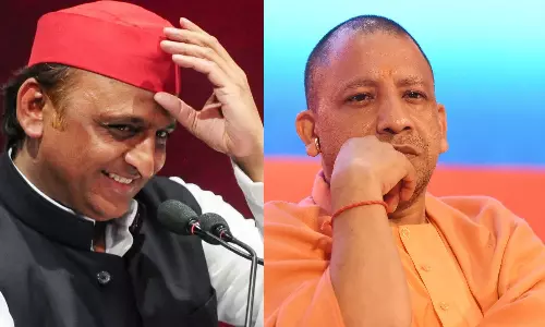 தலையில் முடி இல்லாதவர்கள்.. யோகியை தாக்கிய அகிலேஷ்- உ.பியை கலக்கும் சிகப்புத் தொப்பி அரசியல்!