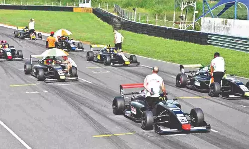 8 மணிக்குள் சான்று பெறவில்லை என்றால் கார் பந்தயத்தை ஒத்திவைக்க வேண்டும்- நீதிமன்றம் அதிரடி