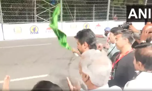 பார்முலா 4 கார் பந்தயம்- அமைச்சர் உதயநிதி ஸ்டாலின் தொடங்கி வைத்தார்