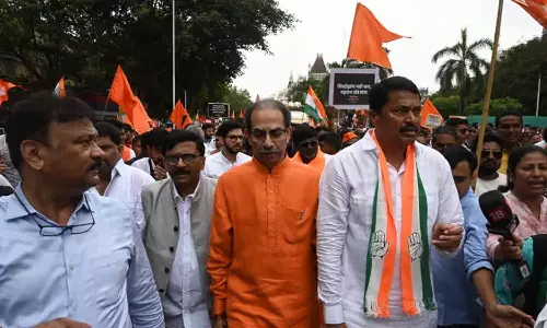 சிவாஜி சிலை இடிந்து விழுந்ததை கண்டித்து சரத்பவார், உத்தவ் தாக்கரே போராட்டம்