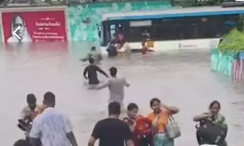 தெலுங்கானாவில் விடிய விடிய 45 பயணிகளுடன் வெள்ளத்தில் சிக்கிய பேருந்து