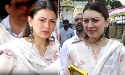 குடும்பத்துடன்  திருப்பதியில் சாமி தரிசனம் செய்த ஹன்சிகா